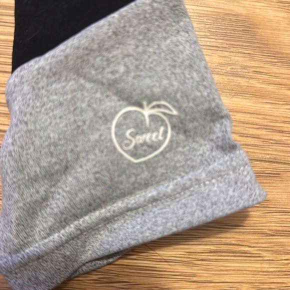 Sweet Peach apparel scrunch bum leggings size small light gray and black - Picture 6 of 9